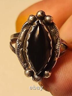 Native American Navajo Black Onyx & Sterling Silver Ring Signed F SIZE 8