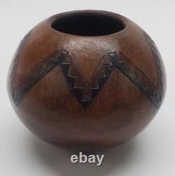 Native American Navajo POT by Lorraine Williams Etched Hand Made 4 x 3