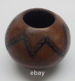 Native American Navajo POT by Lorraine Williams Etched Hand Made 4 x 3