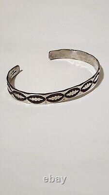 Amérindien, Navajo DOUGLAS ETSITTY. Manchette / Bracelet en argent 925 gravé