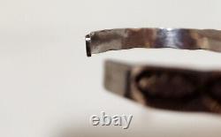 Amérindien, Navajo DOUGLAS ETSITTY. Manchette / Bracelet en argent 925 gravé