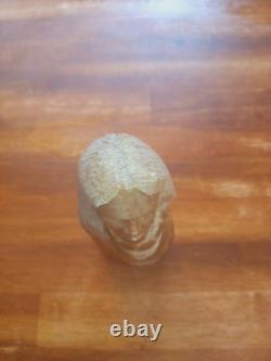Amérindien Navajo en albâtre, pierre sculptée, Indien, par l’artiste ROLAND BEYALE’96