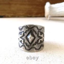 Bague en argent sterling épais faite à la main par un Amérindien Navajo de taille 10,5