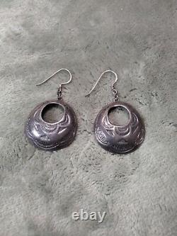 Boucles d'oreilles en argent sterling estampillées anciennes de style Navajo de collectionneur