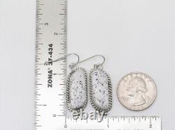 Boucles d'oreilles pendantes en argent sterling faites à la main par les Amérindiens Navajos avec du buffle blanc