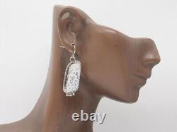 Boucles d'oreilles pendantes en argent sterling faites à la main par les Amérindiens Navajos avec du buffle blanc