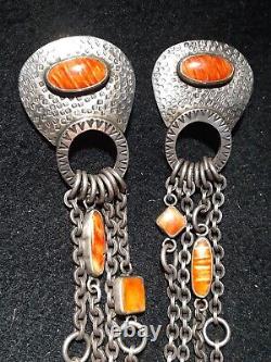 Boucles d'oreilles pendantes en argent sterling faites à la main par les Navajos avec des coquillages épineux natifs d'Amérique.