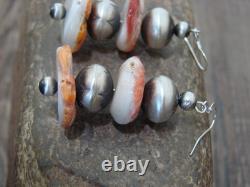 Boucles d'oreilles pendantes en perles navajo et huître épineuse amérindiennes par Coriz Boucles d'oreilles pendantes en perles navajo et huître épineuse amérindiennes par Coriz