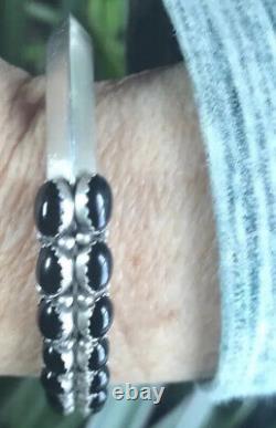 Bracelet ciselé en argent sterling et onyx noir des Amérindiens Navajo, signé 6.5