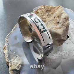 Bracelet en argent avec incrustation de puce de turquoise et de corail de Gibson Gene, Amérindien Navajo Bracelet en argent avec incrustation de puce de turquoise et de corail de Gibson Gene, Amérindien Navajo