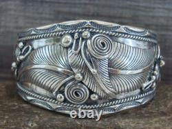 Bracelet en argent sterling à plumes navajo par D Morgan