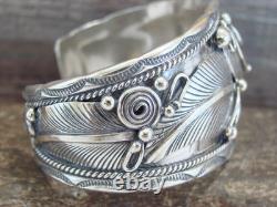 Bracelet en argent sterling à plumes navajo par D Morgan