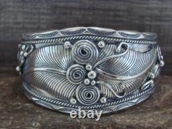 Bracelet en argent sterling en forme de plume Navajo Amérindien par D Morgan