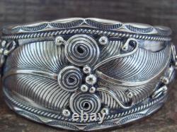 Bracelet en argent sterling en forme de plume Navajo Amérindien par D Morgan
