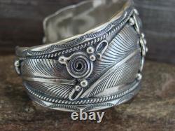 Bracelet en argent sterling en forme de plume Navajo Amérindien par D Morgan