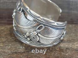 Bracelet en argent sterling en forme de plume Navajo Amérindien par D Morgan
