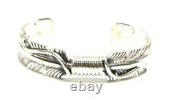 Bracelet en argent sterling fait main Navajo avec motif de plume amérindien