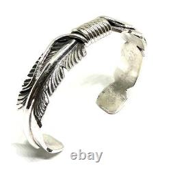 Bracelet en argent sterling fait main Navajo avec motif de plume amérindien