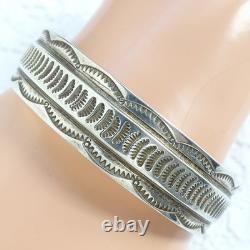 Bracelet jonc en argent sterling vintage amérindien Navajo avec plume et poinçon pictographique