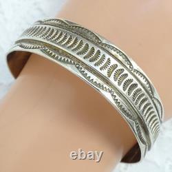 Bracelet jonc en argent sterling vintage amérindien Navajo avec plume et poinçon pictographique