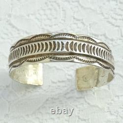 Bracelet jonc en argent sterling vintage amérindien Navajo avec plume et poinçon pictographique