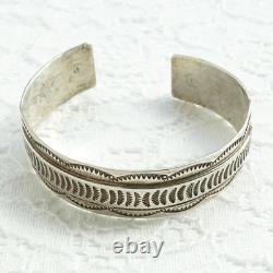Bracelet jonc en argent sterling vintage amérindien Navajo avec plume et poinçon pictographique