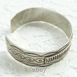 Bracelet jonc en argent sterling vintage amérindien Navajo avec plume et poinçon pictographique
