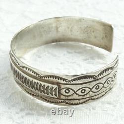 Bracelet jonc en argent sterling vintage amérindien Navajo avec plume et poinçon pictographique
