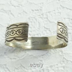 Bracelet jonc en argent sterling vintage amérindien Navajo avec plume et poinçon pictographique