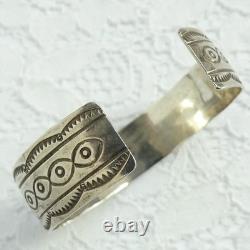 Bracelet jonc en argent sterling vintage amérindien Navajo avec plume et poinçon pictographique