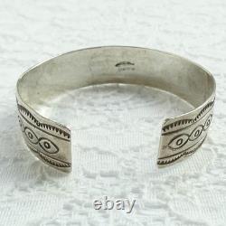 Bracelet jonc en argent sterling vintage amérindien Navajo avec plume et poinçon pictographique