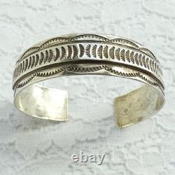 Bracelet jonc en argent sterling vintage amérindien Navajo avec plume et poinçon pictographique