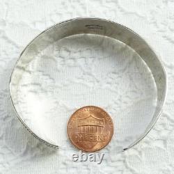 Bracelet jonc en argent sterling vintage amérindien Navajo avec plume et poinçon pictographique