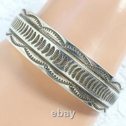 Bracelet jonc en argent sterling vintage amérindien Navajo avec plume et poinçon pictographique