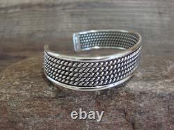 Bracelet manchette en argent sterling tordu amérindien par Tahe Bracelet manchette en argent sterling tordu amérindien par Tahe