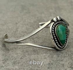 Bracelet vintage en argent sterling Navajo avec turquoise carinée 6-1/2 Bracelet vintage en argent sterling Navajo avec turquoise carinée 6-1/2