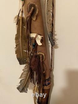 Carquois navajo des années 20 du XXe siècle avec franges en cuir, perles, etc.