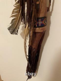 Carquois navajo des années 20 du XXe siècle avec franges en cuir, perles, etc.
