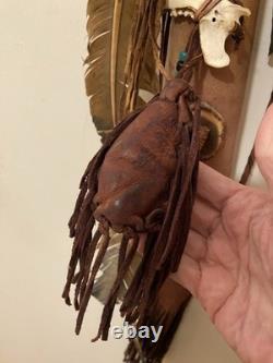 Carquois navajo des années 20 du XXe siècle avec franges en cuir, perles, etc.