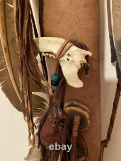 Carquois navajo des années 20 du XXe siècle avec franges en cuir, perles, etc.