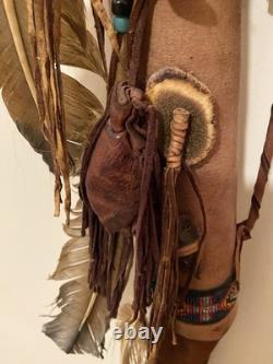 Carquois navajo des années 20 du XXe siècle avec franges en cuir, perles, etc.