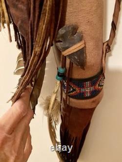 Carquois navajo des années 20 du XXe siècle avec franges en cuir, perles, etc.