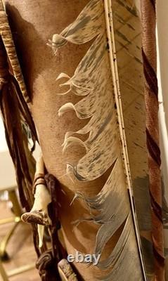 Carquois navajo des années 20 du XXe siècle avec franges en cuir, perles, etc.