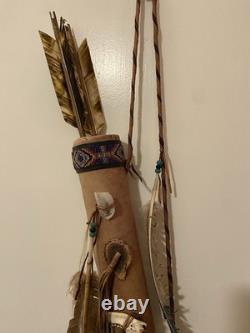 Carquois navajo des années 20 du XXe siècle avec franges en cuir, perles, etc.