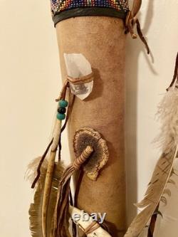 Carquois navajo des années 20 du XXe siècle avec franges en cuir, perles, etc.