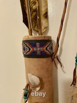 Carquois navajo des années 20 du XXe siècle avec franges en cuir, perles, etc.