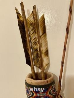 Carquois navajo des années 20 du XXe siècle avec franges en cuir, perles, etc.
