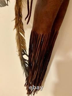 Carquois navajo des années 20 du XXe siècle avec franges en cuir, perles, etc.