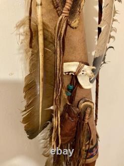 Carquois navajo des années 20 du XXe siècle avec franges en cuir, perles, etc.