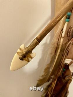 Carquois navajo des années 20 du XXe siècle avec franges en cuir, perles, etc.